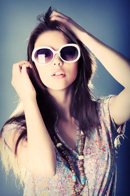 戴太阳镜的时尚美女