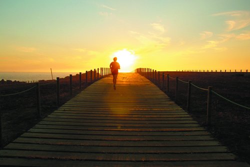 青春在阳光下奔跑图片
