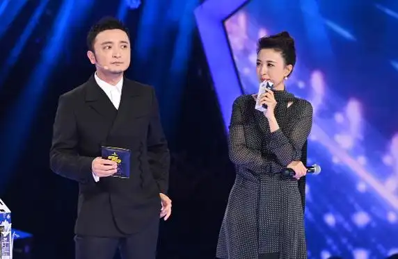 央视主持人张蕾亮相《星光大道》,担任评委抢走主持人风头