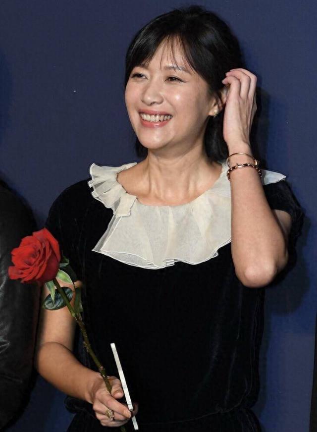 49岁徐静蕾出现日本,除了身材的变化,让人关心的是她的感情状况