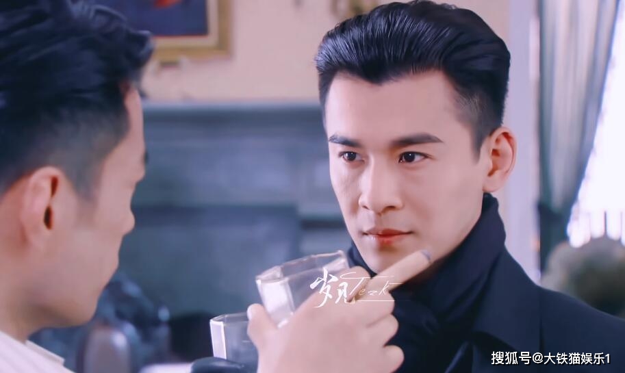 再比如贾乃亮罢演的《古剑奇潭》欧阳少恭,他临危受命,又塑造了一个"