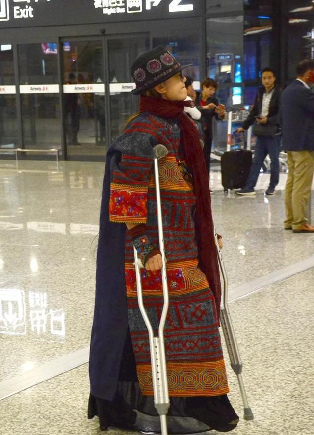 杨丽萍排练时腿部骨折,拄着双拐仍能走出女王风范