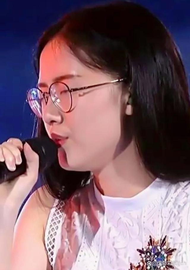 郭沁参加《中国新歌声第二季》,凭借演唱《美若黎明》加入那英战队