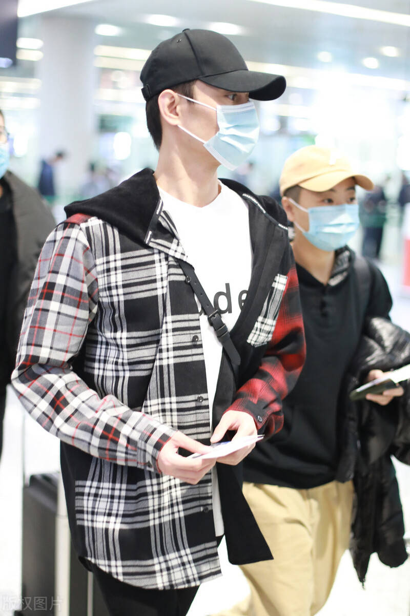 王凯穿格子外套低调现身机场利落穿搭很有型