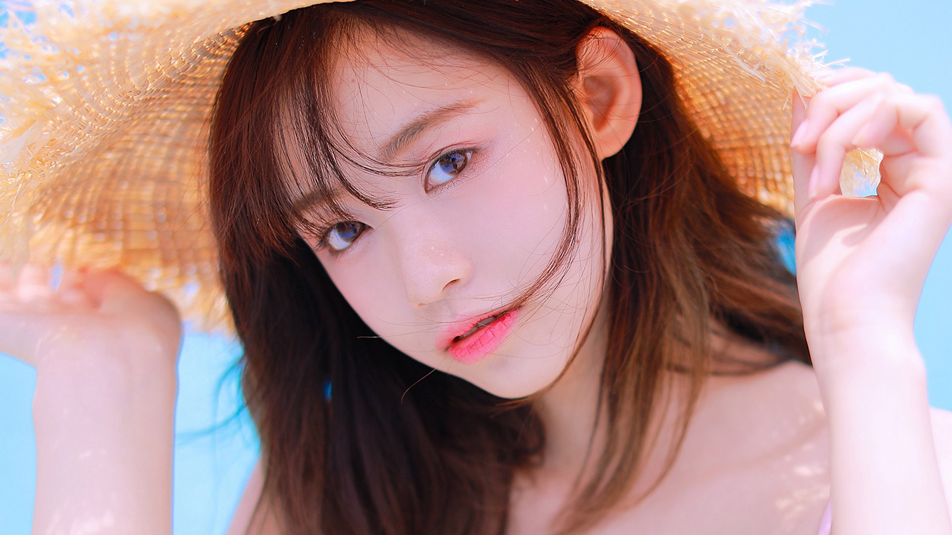 粉色甜美美女泳池写真高清桌面壁纸高清大图预览1920x1080_美女壁纸