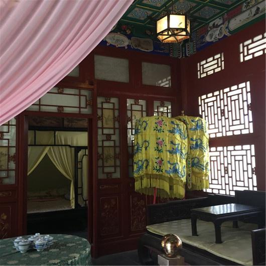 出了怡红院,看到一处景色,只觉这面墙和旁边的这株桃树相映成趣,随手