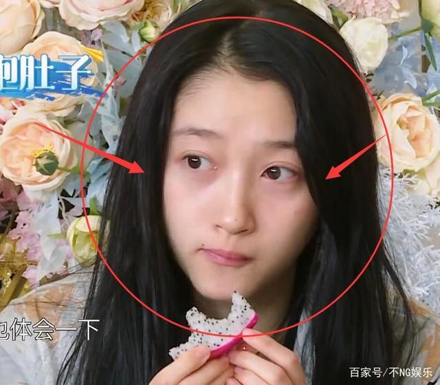 关晓彤"素颜照"被疯传,黑眼圈7级滤镜遮不住,确定才23岁?