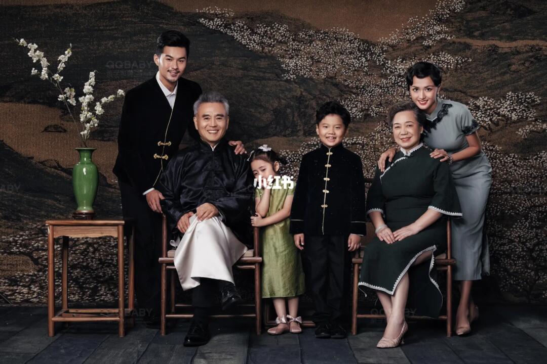 三代同堂05端端正正挂客厅的全家福