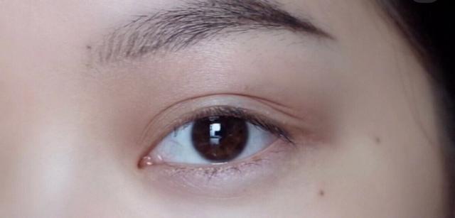 再看看自己,睫毛又短又稀疏,软塌塌的,看起来眼睛都小了很多,整个人没