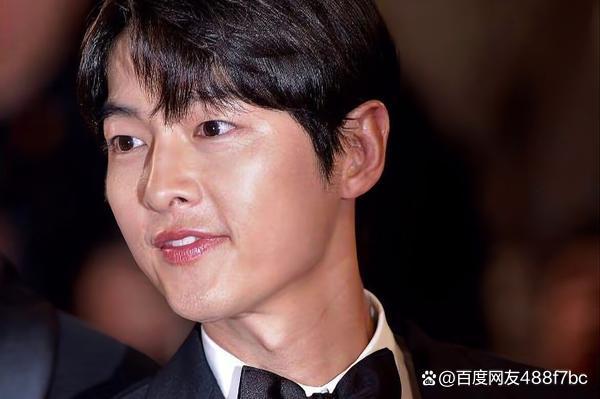 最近深受大家喜欢的韩国演员宋仲基经过一段休息时间后,首次公开露面