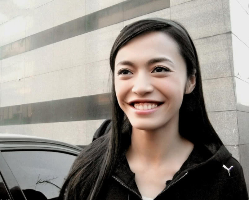 姚晨晒近照,不见大嘴巴,网友:缩唇手术成功?_明星