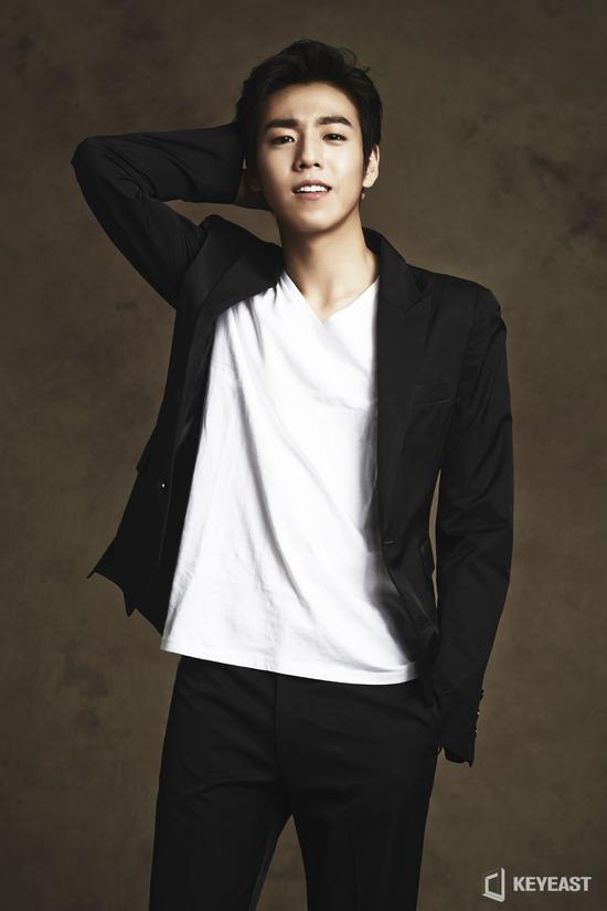 韩星李玹雨续约裴勇俊公司 频演话题之作