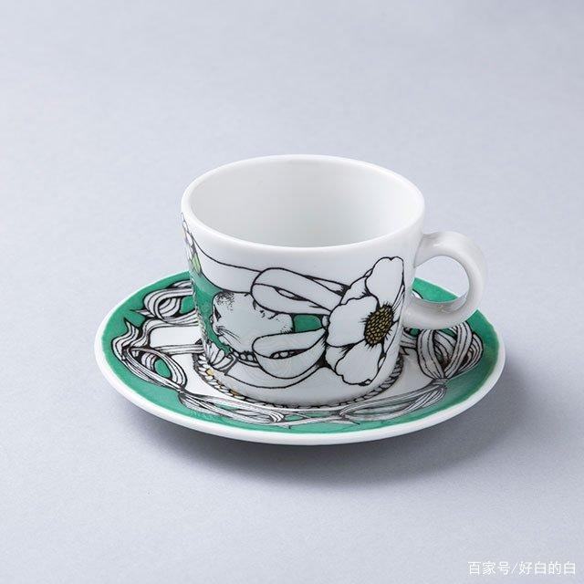 很清新的一套茶杯和杯托,特别搭,杯子上有一只可爱的小猫咪,杯托上