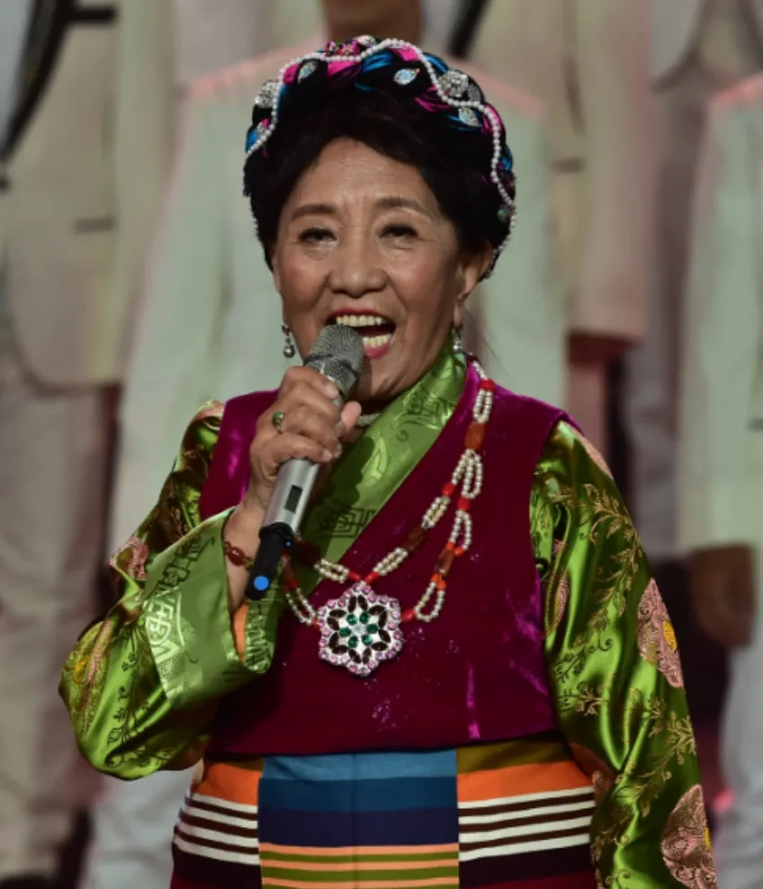 歌唱家雍西:韩红是她女儿,早年丧夫再婚,现在最担心女儿的婚事