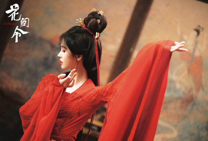 杨采薇@鞠婧祎红衣水袖,翩翩起舞,裙摆飞扬间娇媚尽显#鞠婧祎花间令