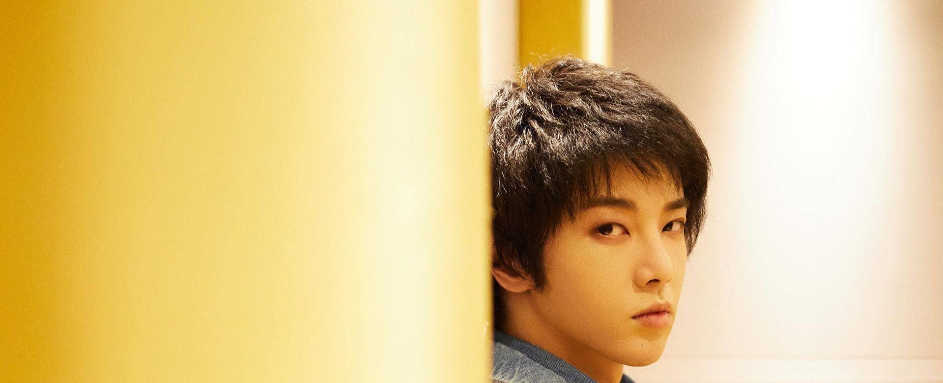 华晨宇摄影棚化妆间内抽烟被拍,拿烟姿势老练不止一次被曝抽烟_头发