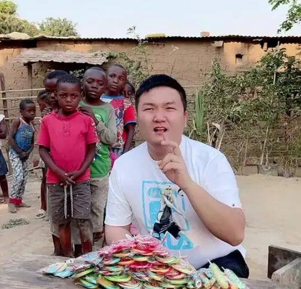 网红小胖闯非洲疑被同行刺伤,抢救无效身亡,遇刺现场视频曝光_阿云