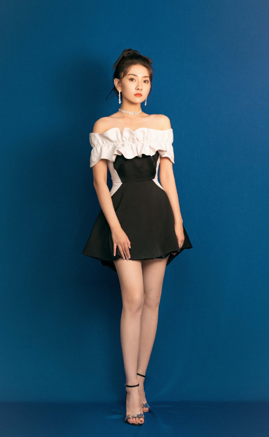 有一种吊带叫梁洁粉红碎花秀身材比例有才有颜谁能不爱