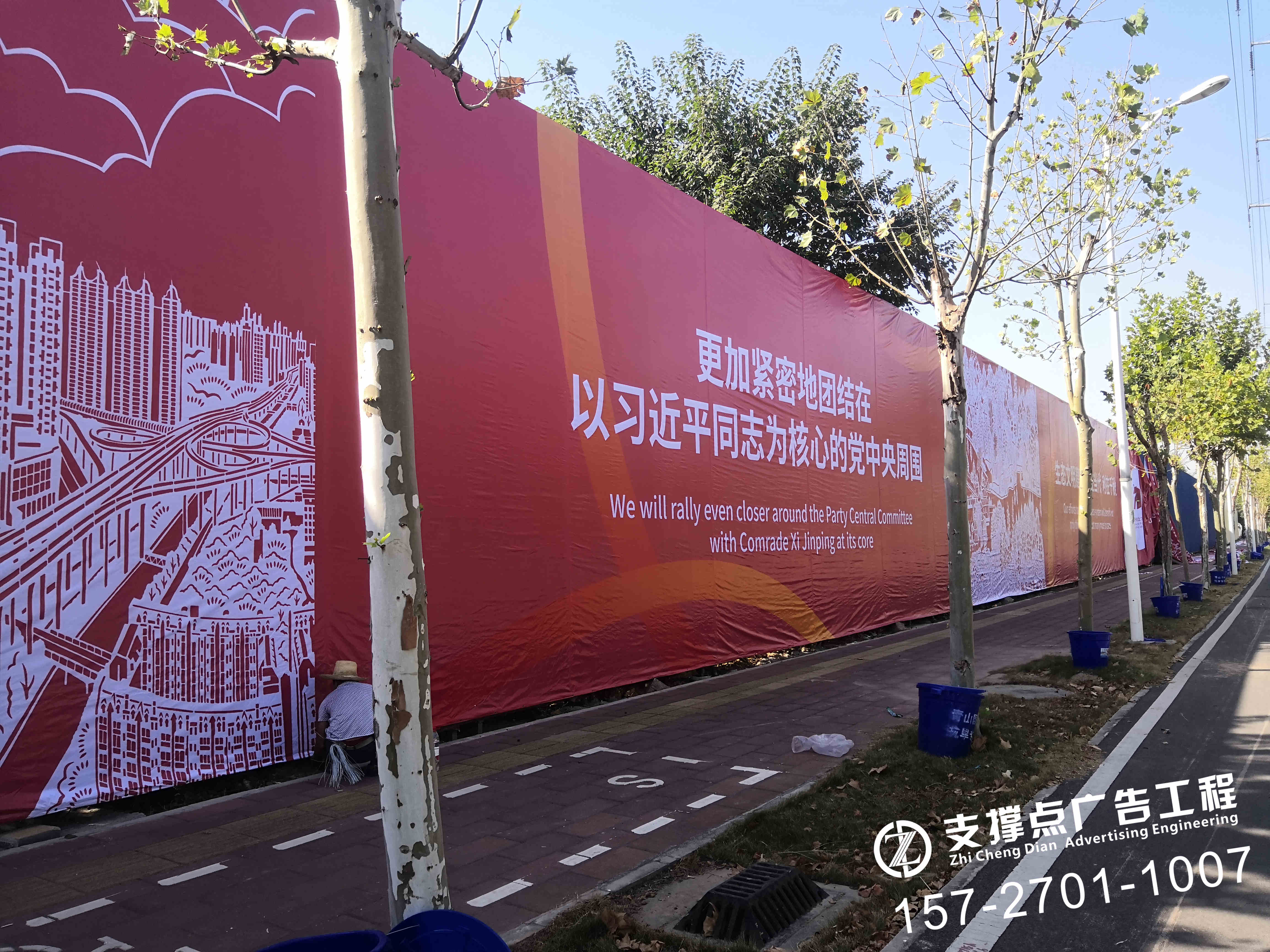 当我们走在大街上随时都能看到各种精美的大型户外喷绘广告,精美的