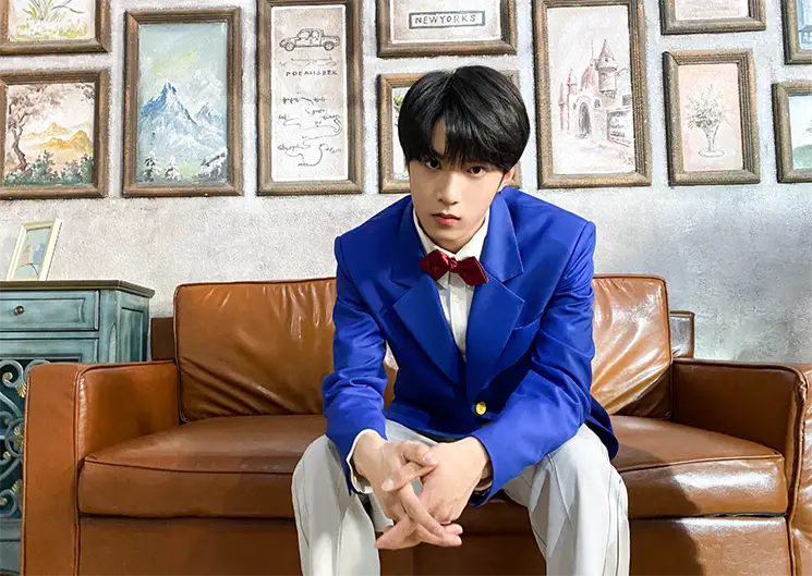 原创刘耀文晒新场景打卡摆拍照穿蓝色西装拽领结好有仪式感