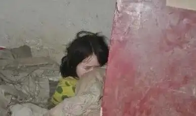 93年青海母亲虐待6岁女儿,热油灌嘴沙线封口,出狱立马挖女儿坟