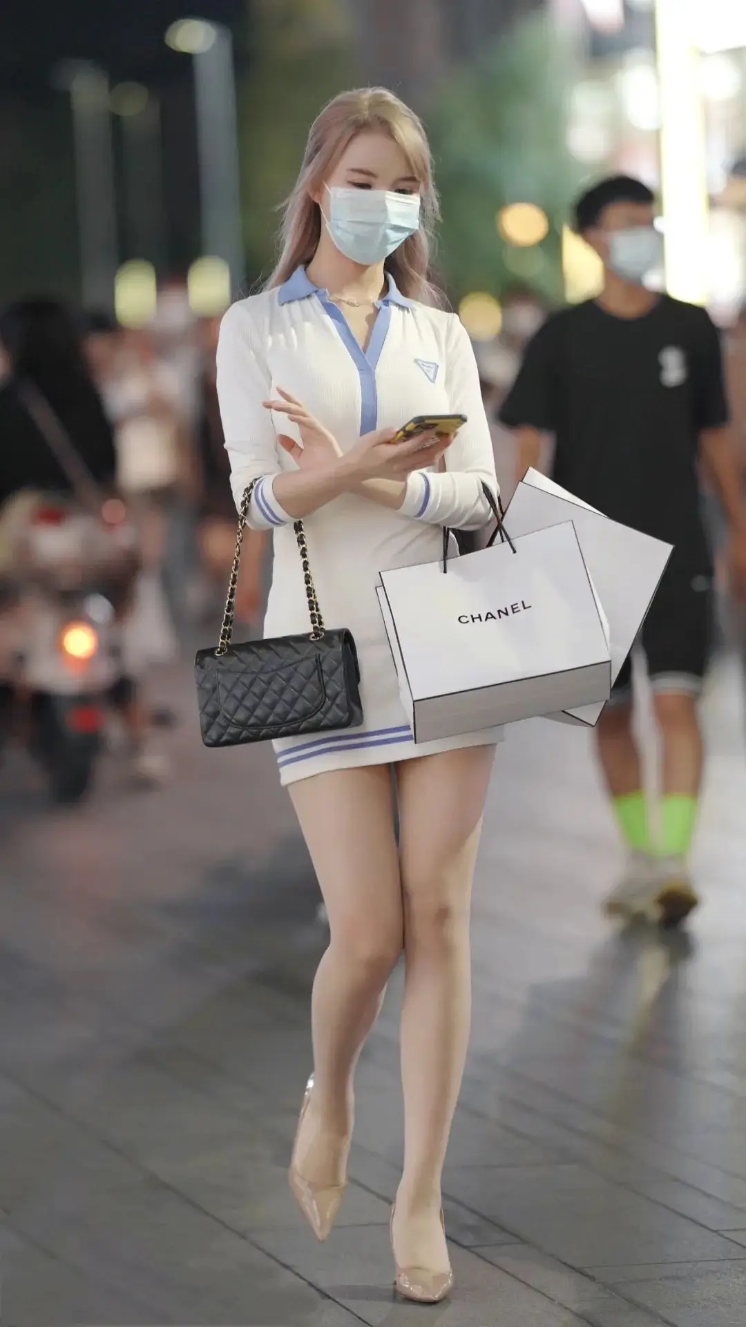 端庄成熟有气质的穿搭,黑色连衣裙,搭配同色细跟短靴