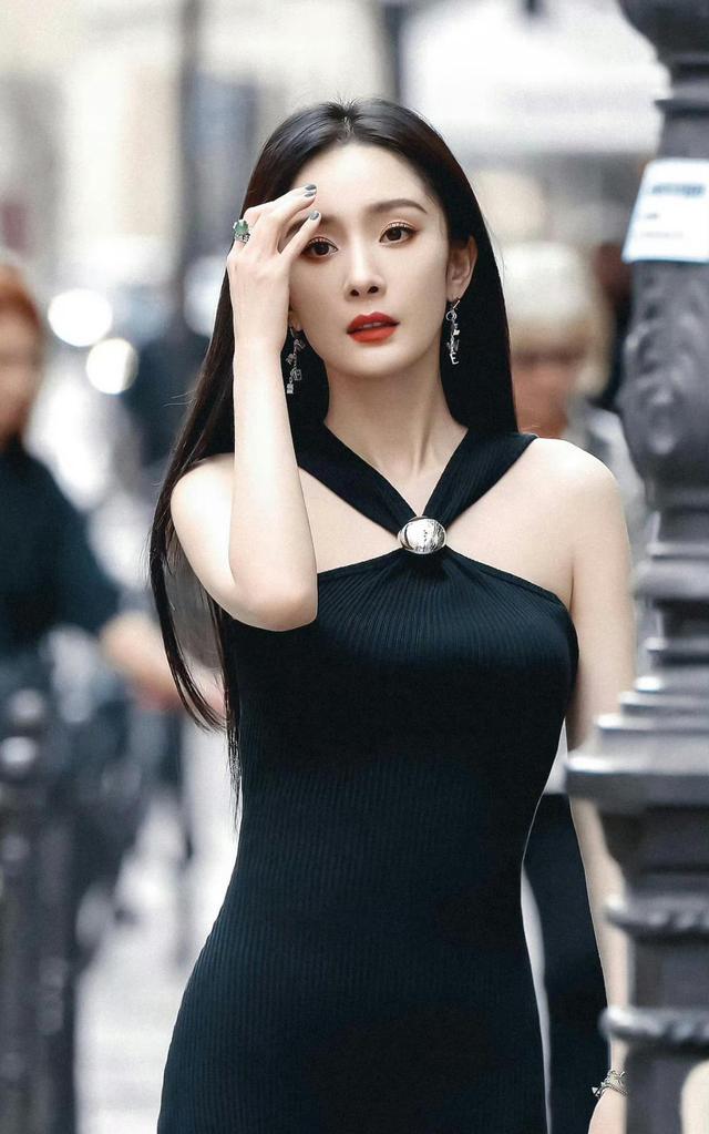 巴黎时装周:吉娜面相怪异,唐嫣生图太绝,杨幂私服搭配让人惊喜