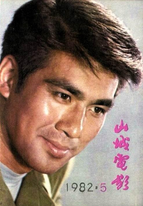 朱时茂八十年代军装照帅到极致,和唐国强是同乡,跟张铁林是同学