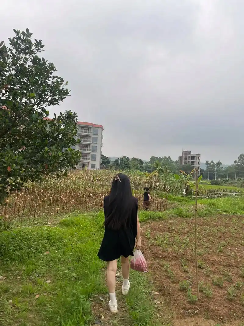 都是小人物,好好活着就行了,生活的本意是平淡且知足#背影 # - 抖音