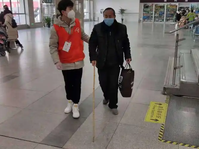 此刻我是你的眼――小甜橙抗疫一线宣传时,帮助盲人旅客