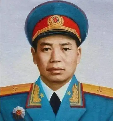 他曾经的军长是叶挺,副军长是项英,在新四军历任军部特务营连指导员