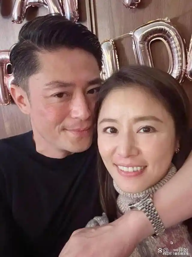 林心如晒与老公合照庆生,夫妻俩没化妆,霍建华鬓角已经有白发!