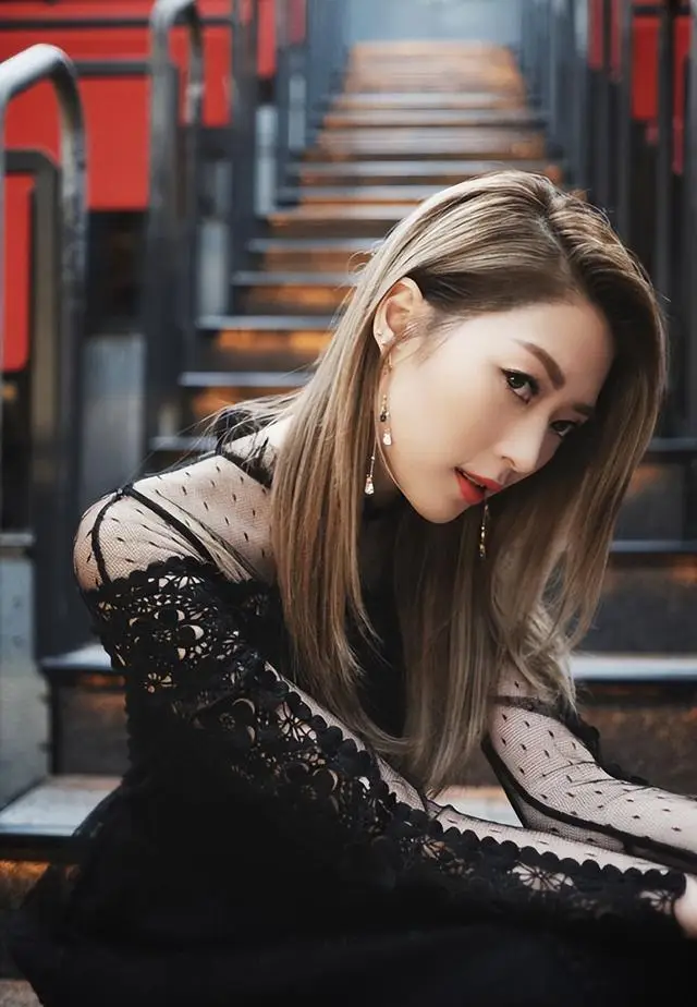 香港女歌手连诗雅官宣怀孕2024年收到一份最好的礼物