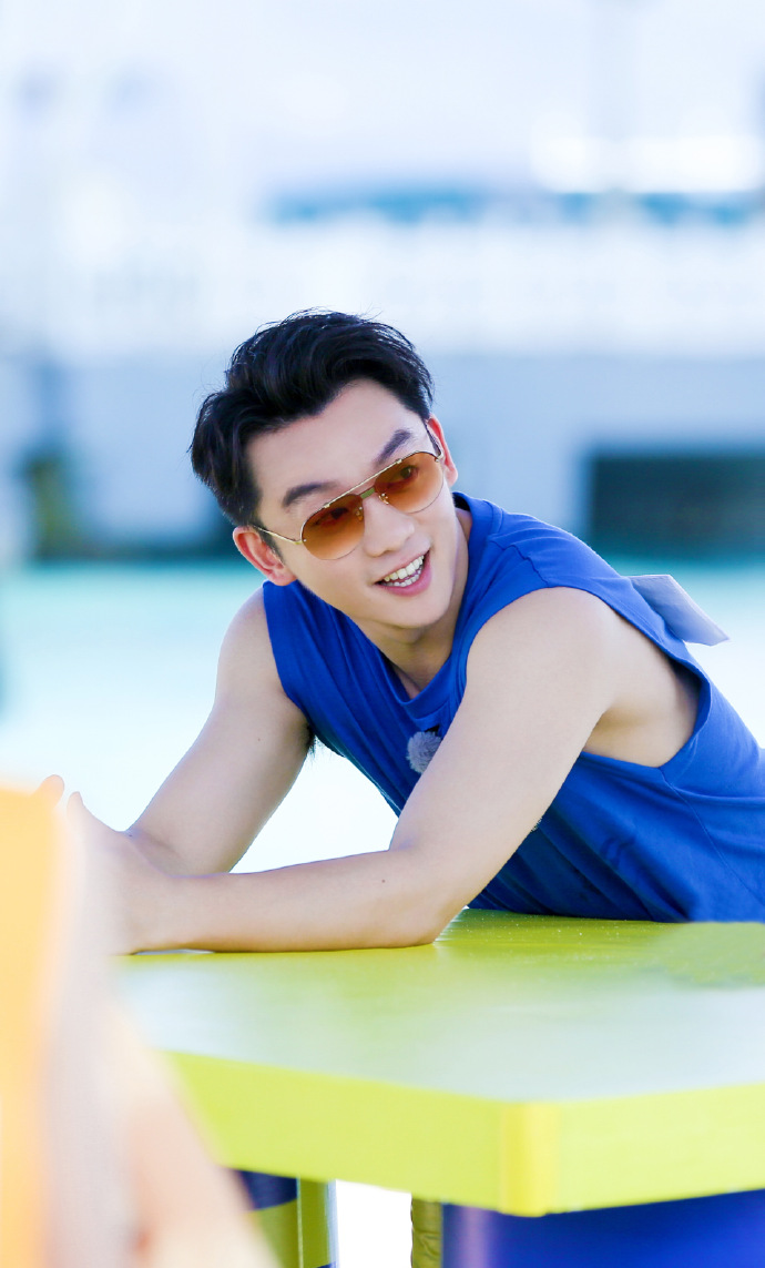 郑恺超话夏日炎炎,需要一枚酷爽的沙滩帅哥来降降暑9215带来满屏