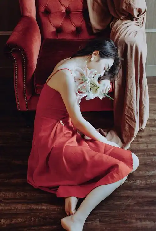 红裙美女性感妩媚诱人写真图片