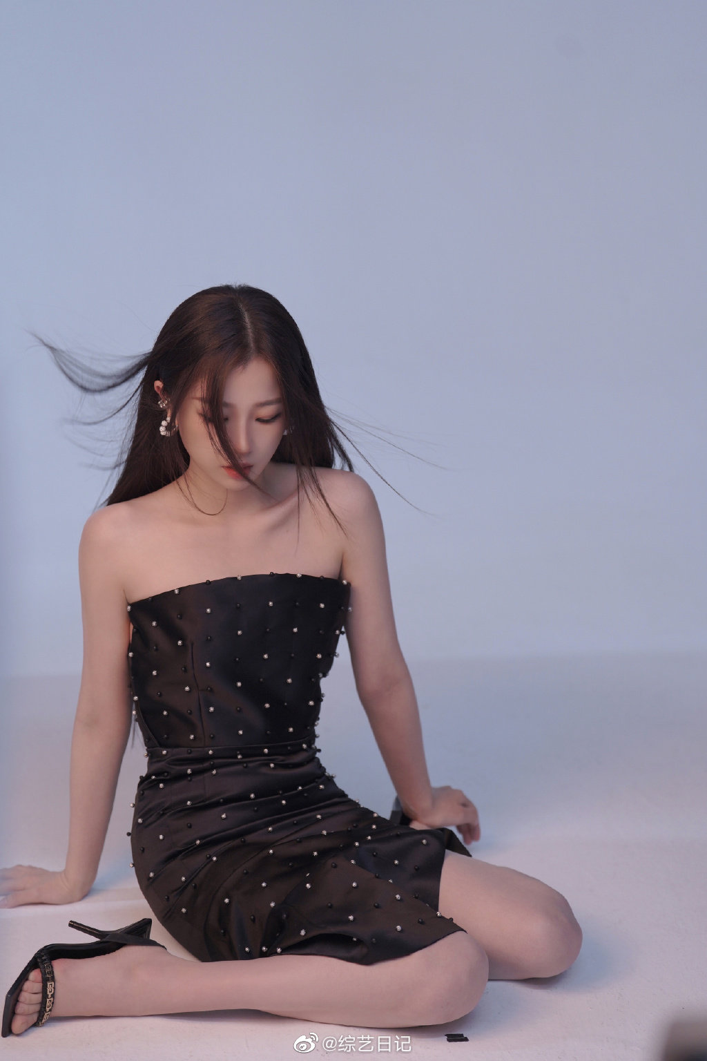 好喜欢虞书欣的这一件粉丝毛领一字肩上衣啊!|虞书欣_新浪新闻