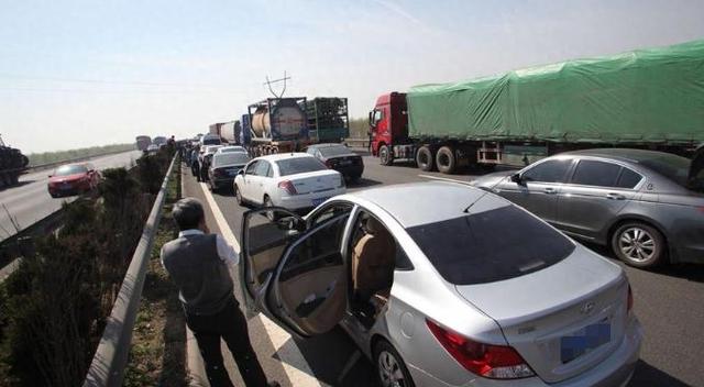 每年国庆节都是高速公路堵车的高发时段.