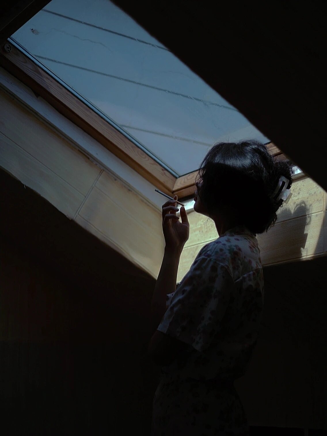 一个人孤独抽烟的图片  孤独的夜晚,香烟是我唯一的陪伴.