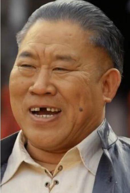 没想到这个最丑男演员不仅是国家一级演员军衔还这么高