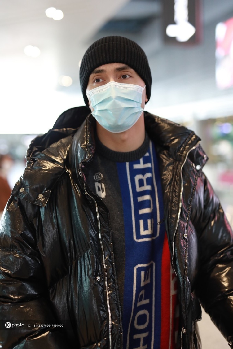 街拍高伟光黑色亮面羽绒服蓝色毛衣运动裤毛线帽潮酷帅气