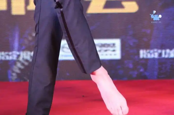 [tfboys][分享]170407 嫩白光滑有弧度 王俊凯的脚丫出道了!