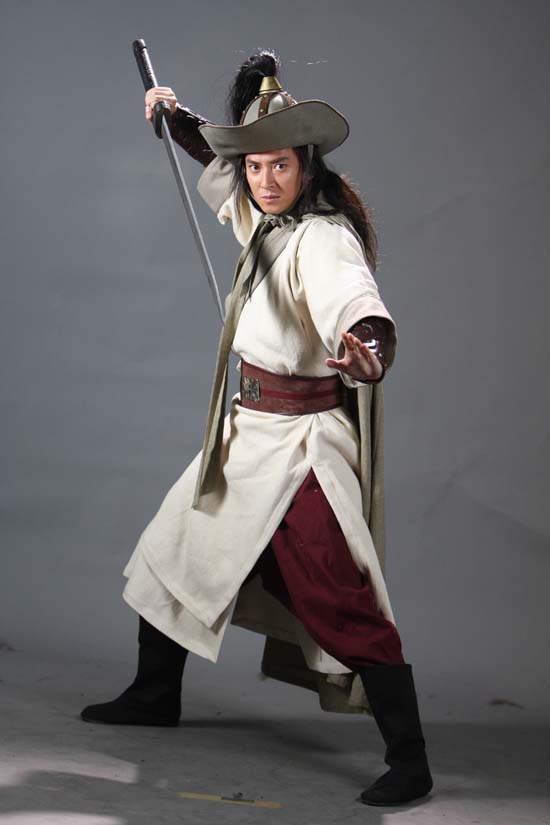 内地当红小生韩栋在该剧中出演"九纹龙"史进,满身青龙的扮相和野性