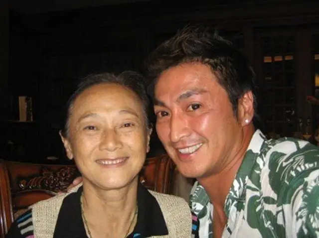 刘立立和何家劲合影本来故事到这里就该结束了,谁知,董今狐的一场大病