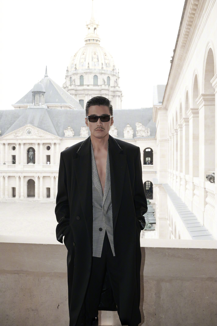 胡兵出席givenchy巴黎男装周大秀,黑色长外套搭配灰色格纹西装__财经