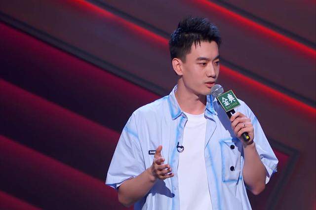 《脱口秀大会4》老选手表现不佳,上海交警黄俊"炸梗"走红