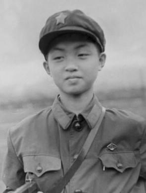 金星是最小的,身高也只有1米3,部队发的是最小的四号军装,但套上去