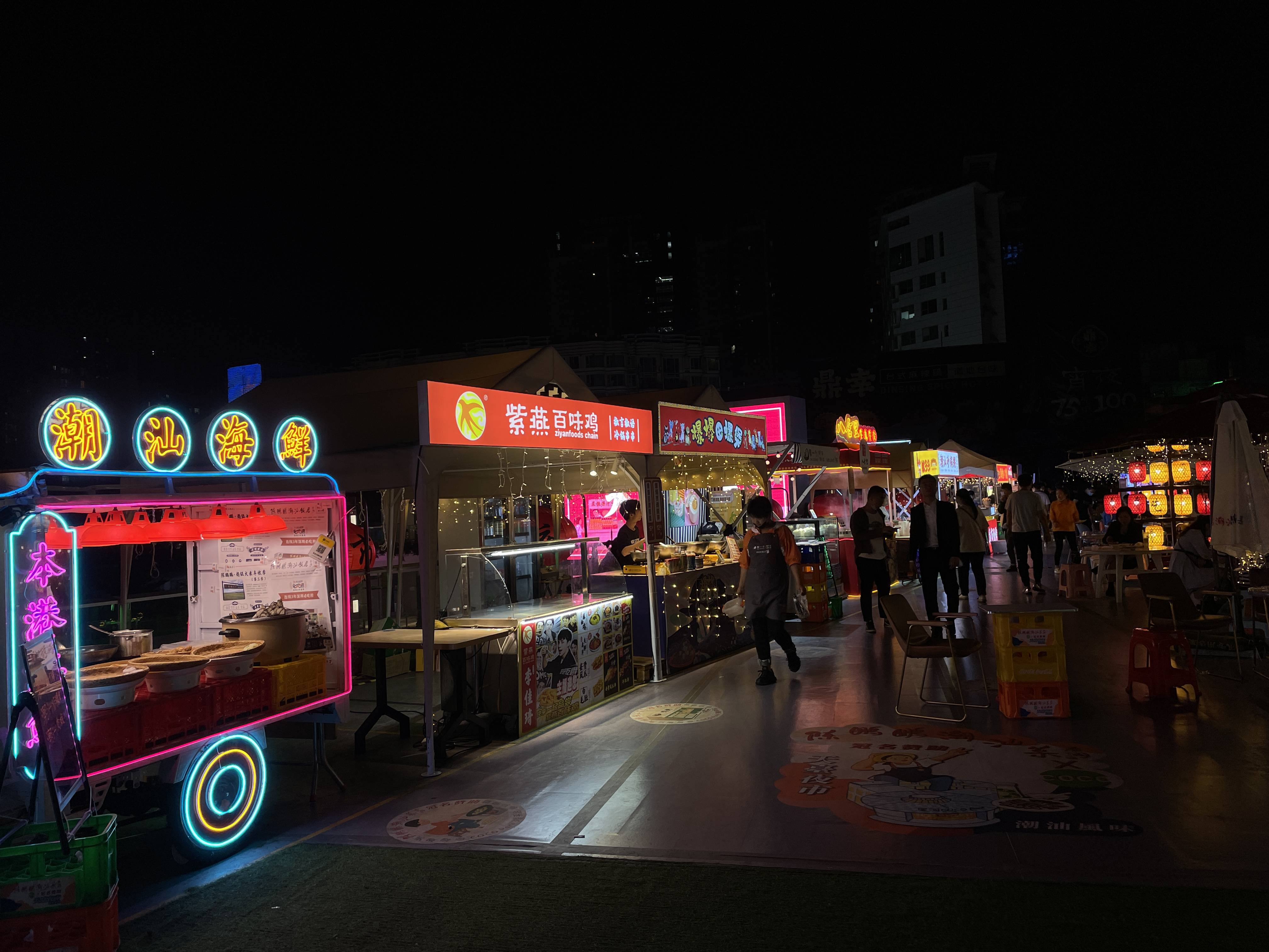 深圳闹市区首个天台夜市氛围很赞提早收摊有些扫兴