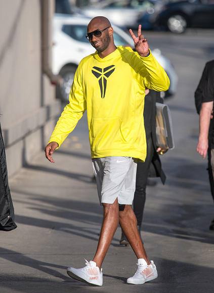 科比休闲装扮现身街头 笑容灿烂伸手比v