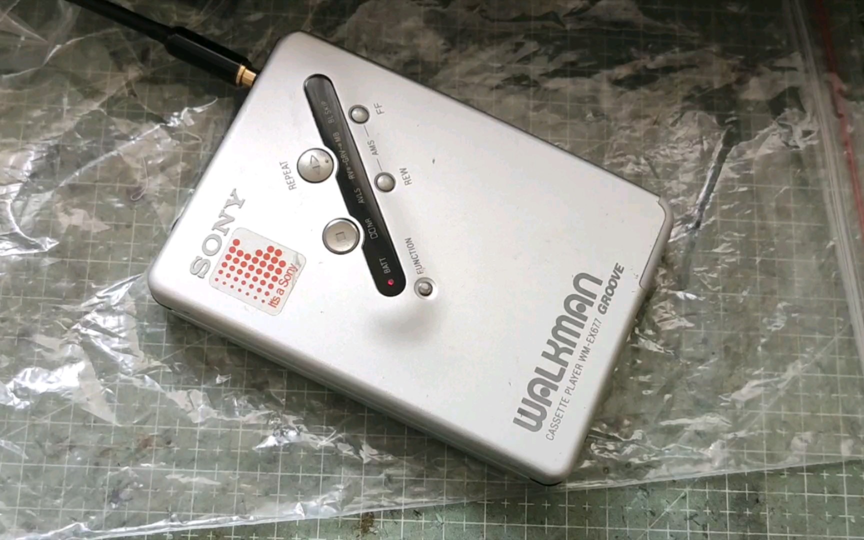 这款索尼超薄磁带随身听就是老外也爱的ex677.