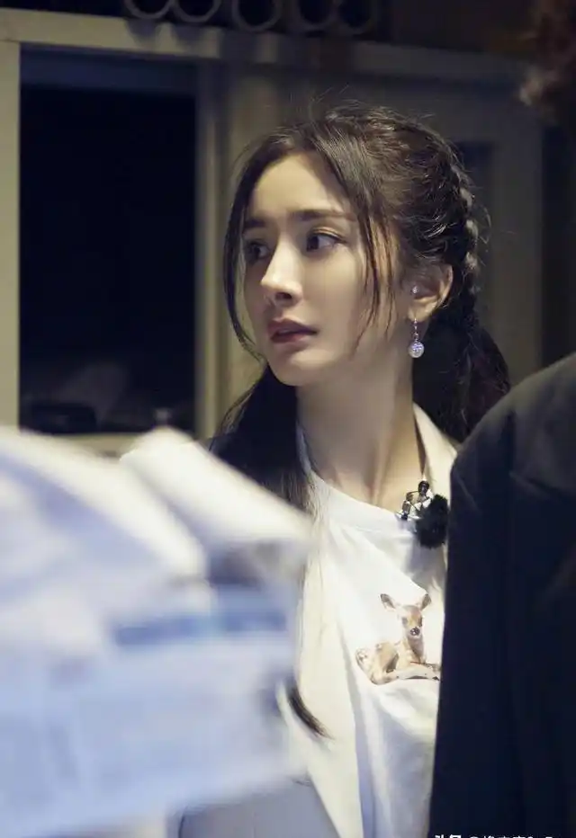 17岁杨幂被49岁成龙搂在怀里举止亲密网友整没整容一目了然